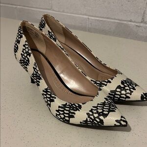 NWOT Dexflex Comfort Pumps, Never Worn, Black and Off White